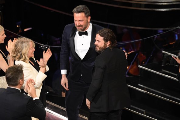 Casey Affleck je 2017. osvojio Oscara za najboljeg glavnog glumca za ulogu u filmu 'Manchester by the Sea', a prvi mu je čestitao stariji brat Ben Affleck.