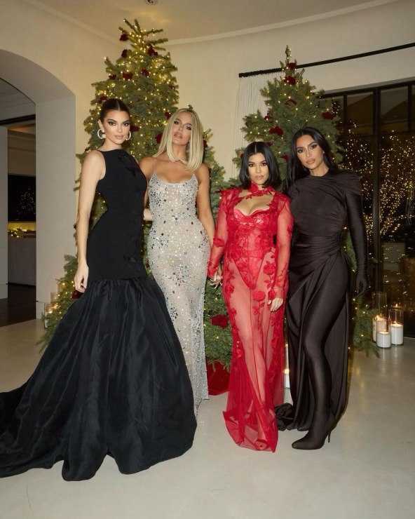 Kim, Khloe i Kourtney Kardashian i Kendall Jenner