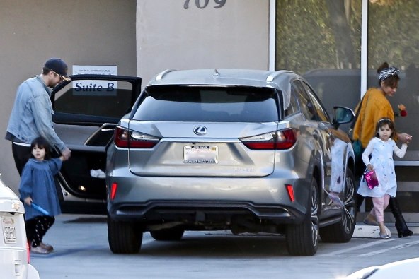 Ryan Gosling i Eva Mendes s kćerkicama