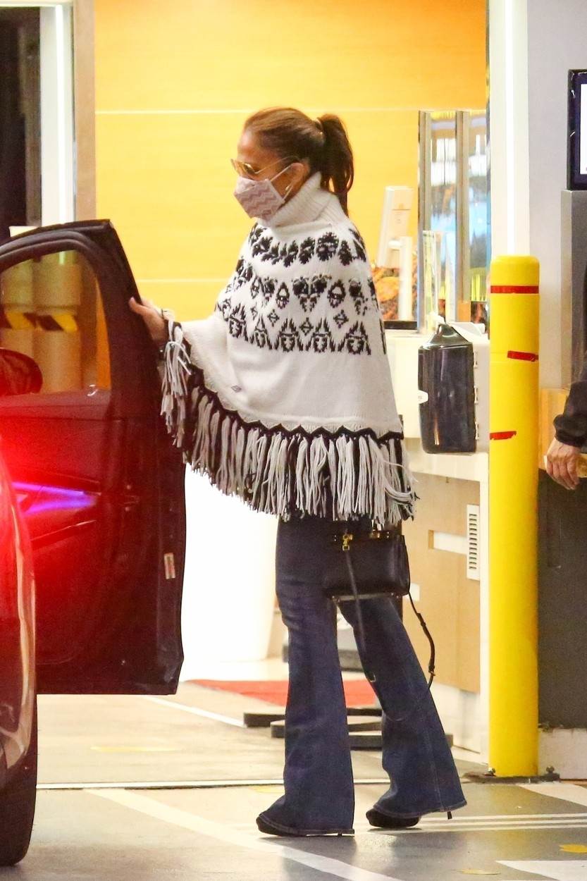 Jennifer Lopez za večeru s Benom Affleckom odabrala je debeli vuneni pončo.