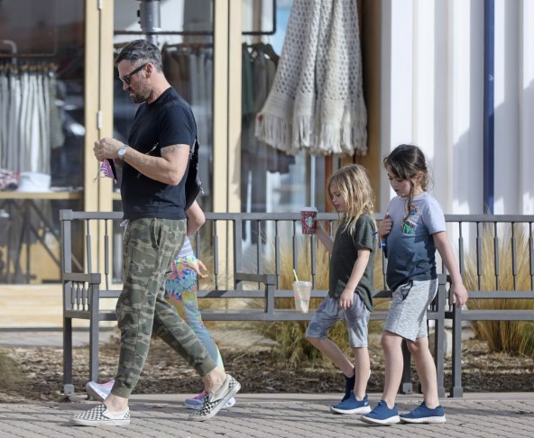 Brian Austin Green s djecom u šetnji
