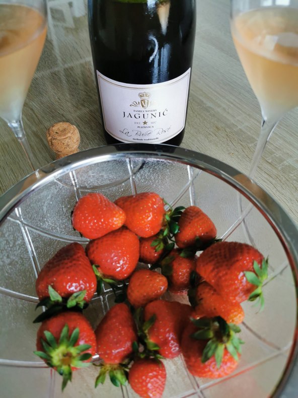 Jagunic Blanc de Blancs i jagode.jpg