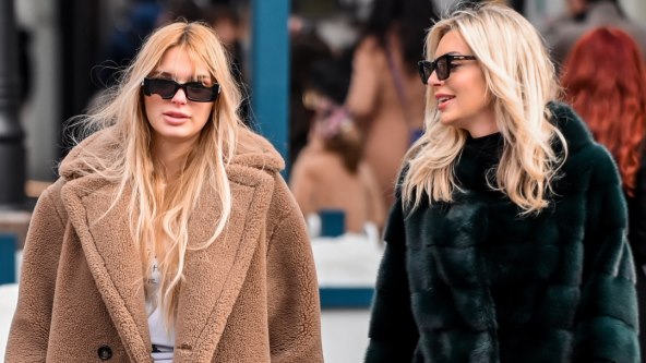 Dvije plavuše na špici prošetale u glamuroznim kaputima