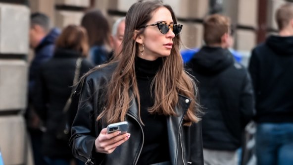 Djevojka je oduševila crnom oversize kožnom jaknom i sivim formalnim hlačama