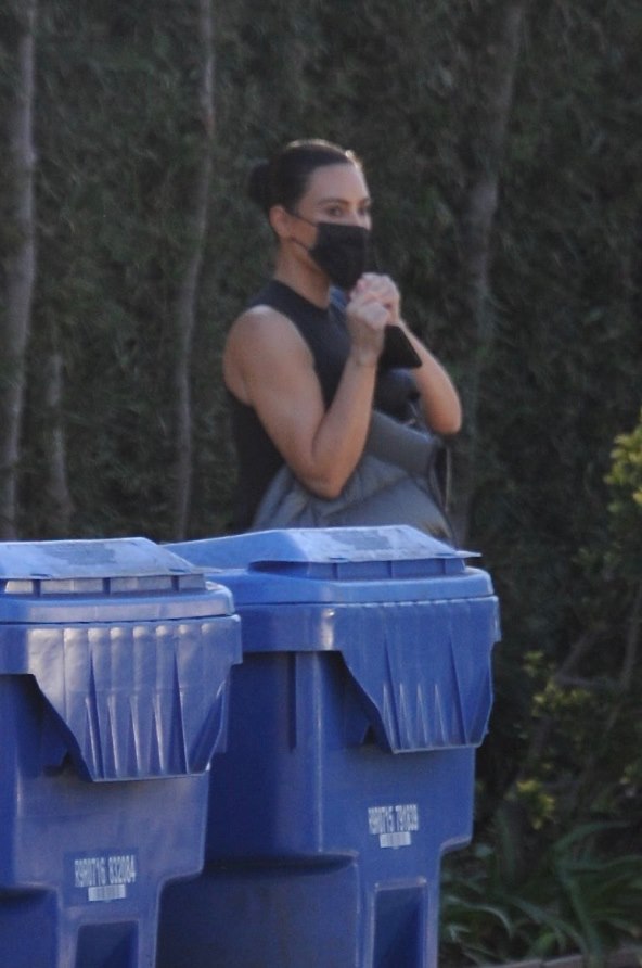 Kim Kardashian sakrila obline pod jaknom