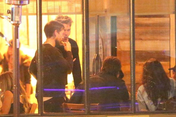 Leonardo DiCaprio i Tobey Maguire u društvu mlađahnih djevojaka