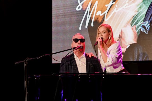 Jelena Rozga na promociji albuma Saše Matića