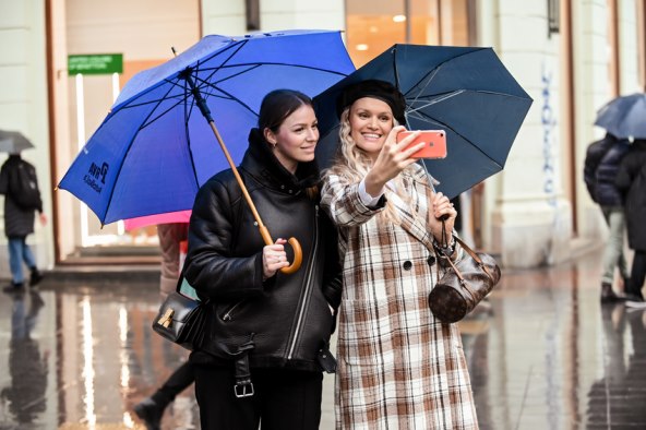 Gole noge na kišnoj špici