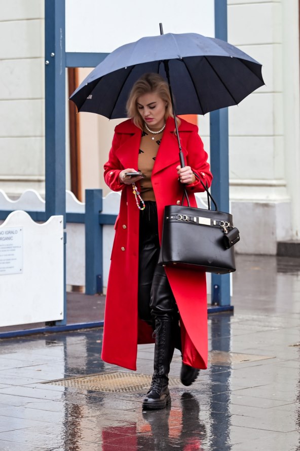 Gole noge na kišnoj špici