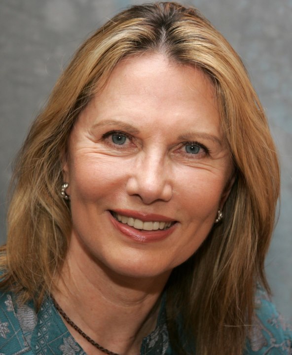 Maud Adams u šetnji.jpg