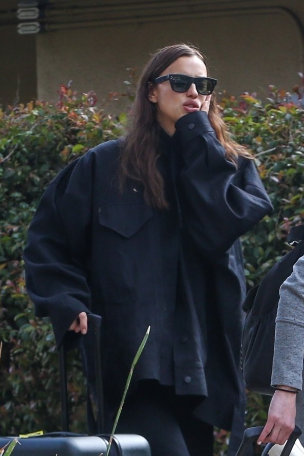 Irina Shayk s koferima izašla iz kuće Bradleya Coopera