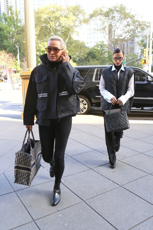 Poznato je da Yolanda Hadid kontrolira život svojih kćeri Belle i Gigi