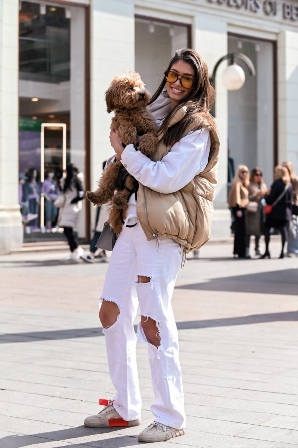 Stylish djevojka na špici nosila je Off White tenisice