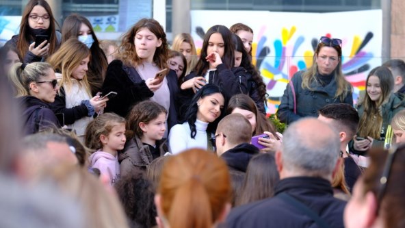 Influenceri Ismael Hadžić i Tamara Glavonjić održali su druženje na Trgu bana Josipa Jelačića
