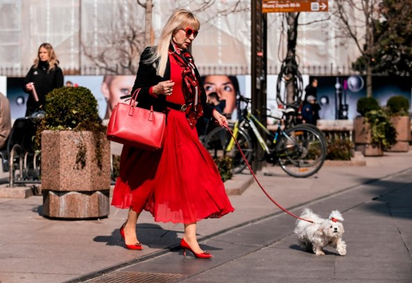 Dama na špici u crvenoj kombinaciji