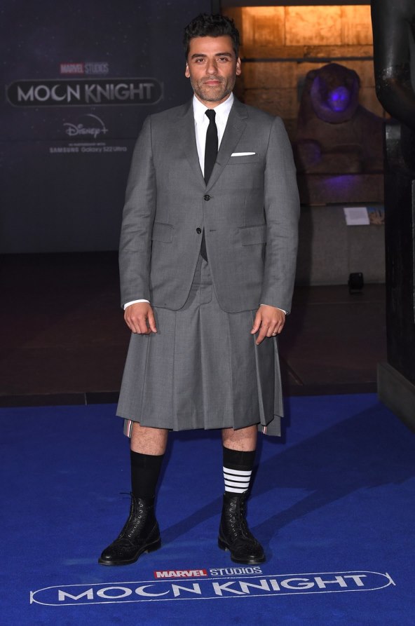 Oscar Isaac na crvenom tepihu u suknji