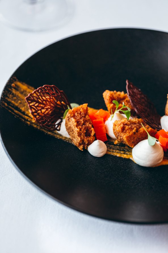 Sočni biskvit od mrkve i naranče, krema od rikote i citrusa, prženi badem (1).jpg