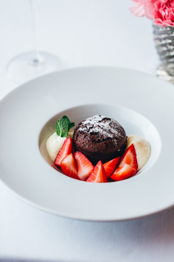 Topli čokoladni kolač sa svježim jagodama, krema od vanilije i mente (1).jpg