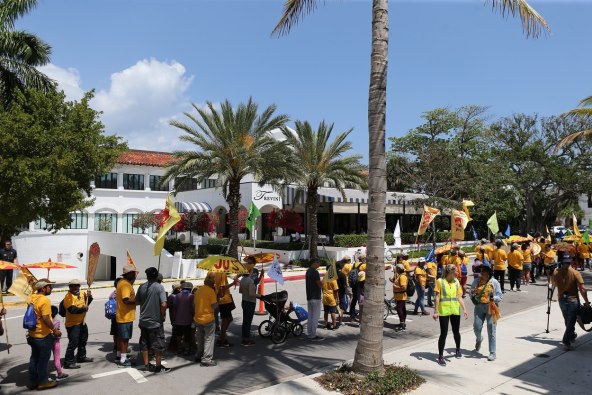 Stotine prosvjednika ispred vile u kojoj će se vjenčati Nicola Peltz i Brooklyn Beckham