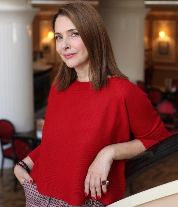 Sanja Vejnović izgleda bolje nego mlađe kolegice.