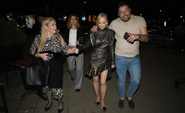 Jelena Rozga u društvu suvlasnika beogradskog kluba