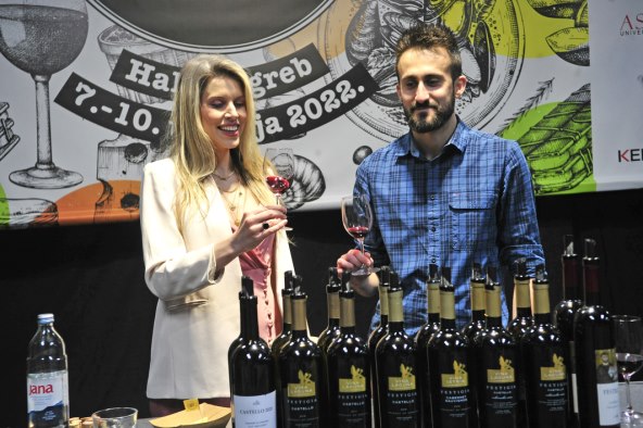 Kušanje vina na Food Marketu by StoryGourmet