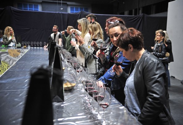 Kušanje vina na Food Marketu by StoryGourmet