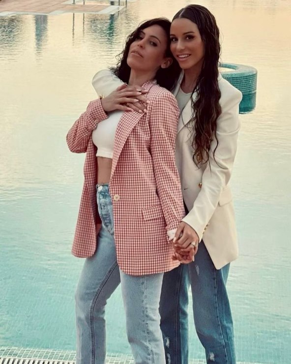 Irene je sestra Raquel Mauri, supruge Ivana Rakitića