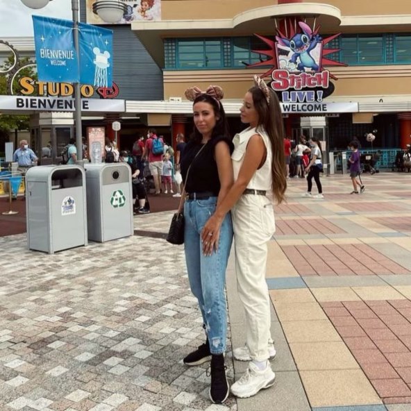 Irene je sestra Raquel Mauri, supruge Ivana Rakitića