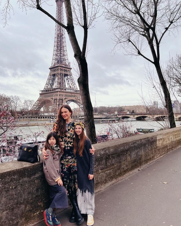 Ljupka Gojić Mikić sa suprugom je Mihaelom dobila tri kćeri.