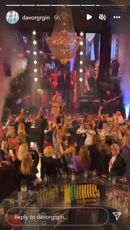 Severina pozirala pored fotografije Tita