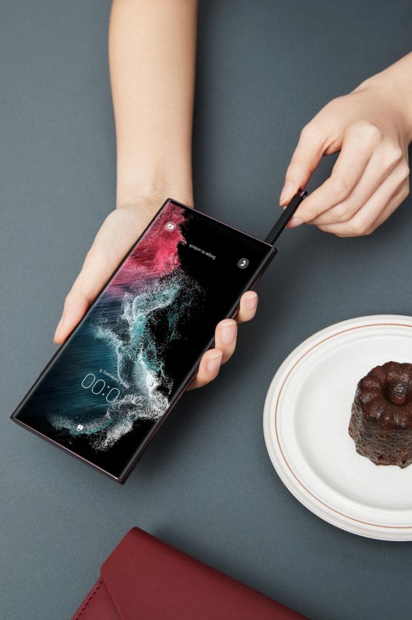 1-26 Galaxy S22 Ultra_Front2_Bur.jpg