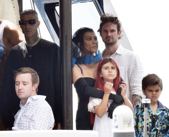 Kourtney Kardashian nosi crni veo na jahti