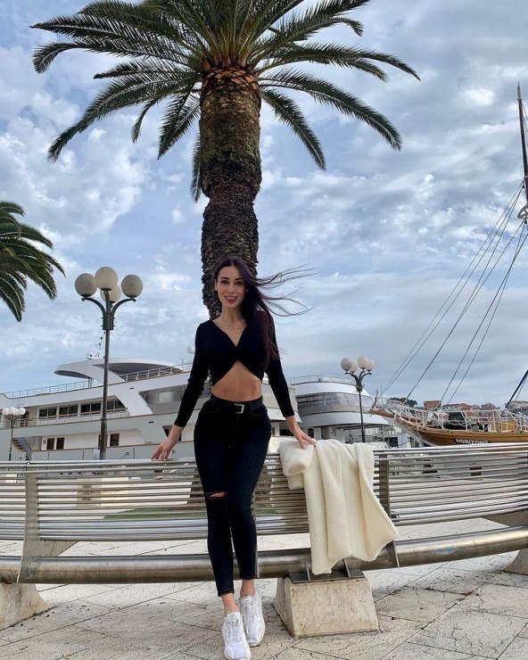 Jelena Katarina Kapa u žutoj haljini 