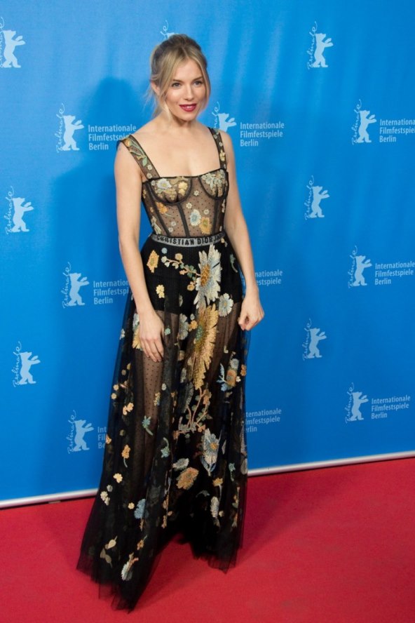 NIŠTA NIJE PREPUSTILA MAŠTI Glumica u prozirnoj haljini zapalila Berlinale