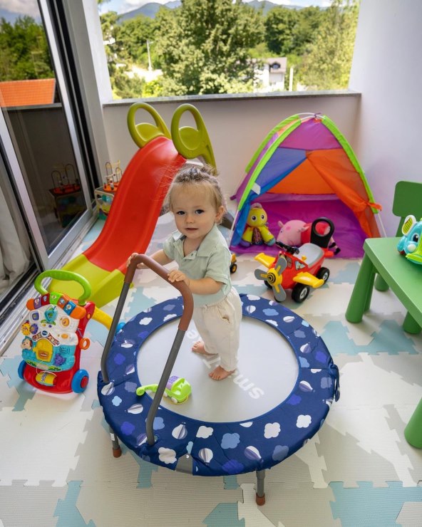 Bloom Tatarinov se igra na balkonu