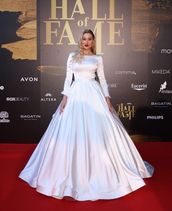 Ivana Mišković u bijeloj haljini na Story Hall of Fameu