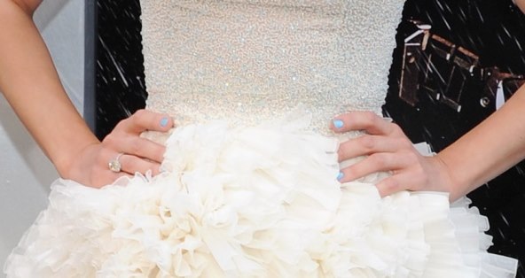 Svi nose: plavi lak za nokte 