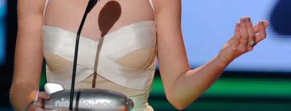 Svi nose: plavi lak za nokte 