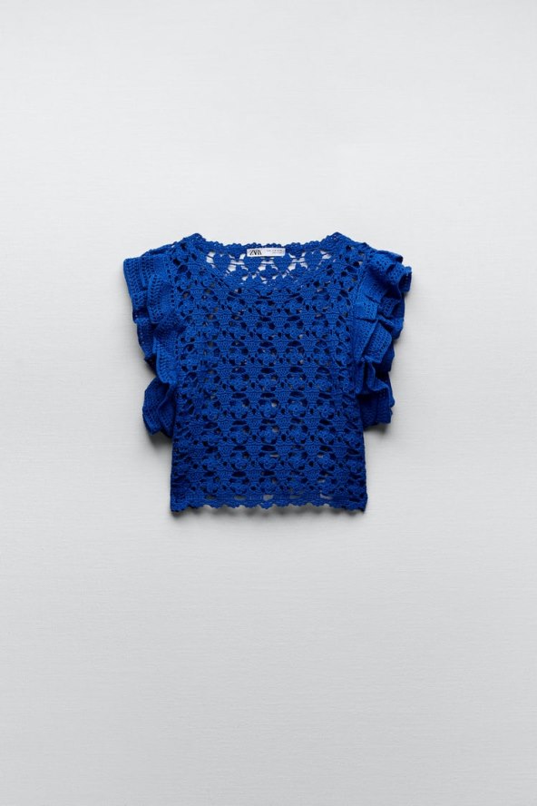 Pleteni top s volanima na rukavima