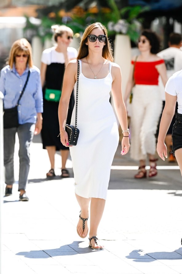 Dame na špici u istim haljinama 