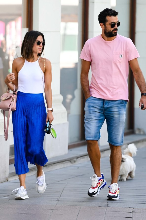 Dame na špici u istim haljinama 