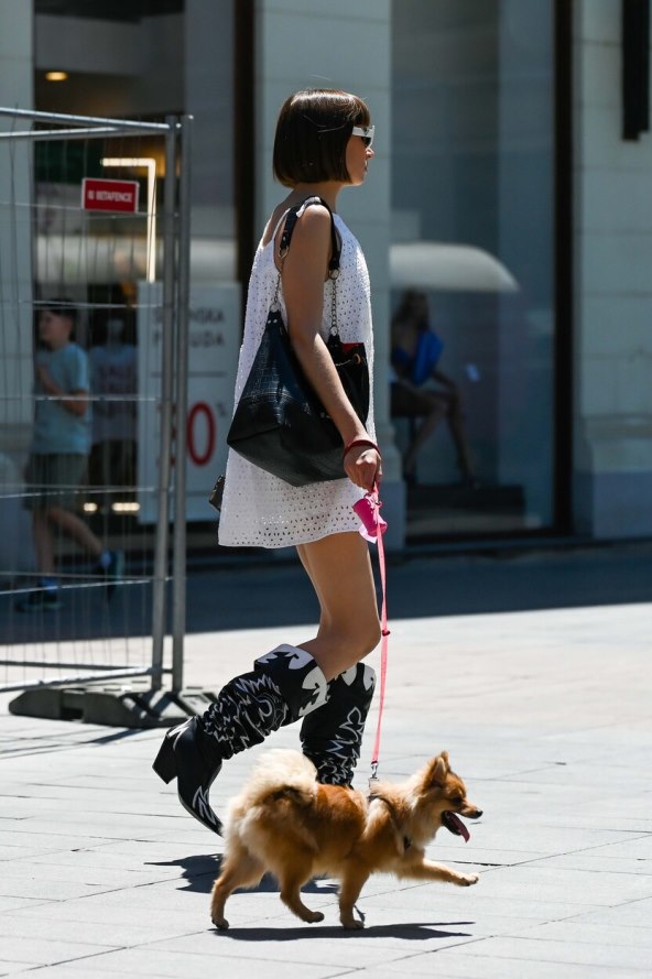 Dama na špici s bob frizurom