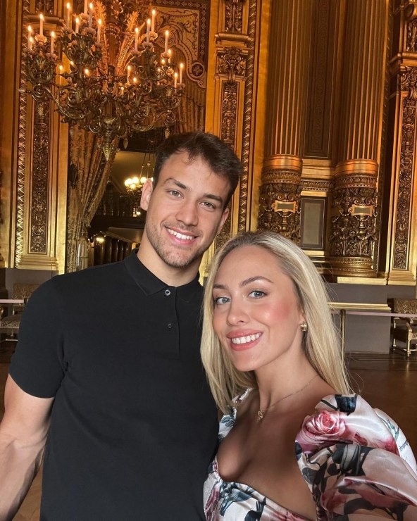 Albina s dečkom u Parizu