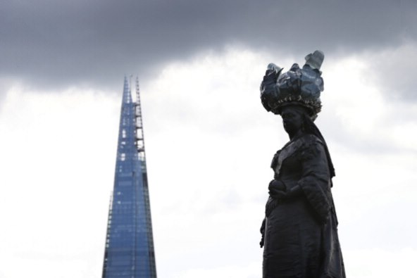 Atrakcija u Londonu - poznate statue osvanule sa šeširima!