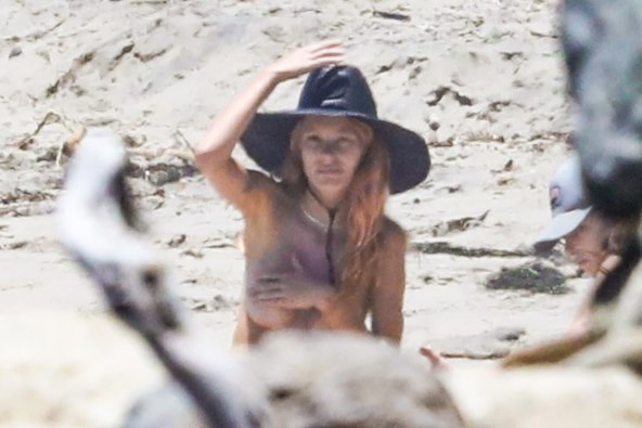 Camila Morrone u toplesu na plaži