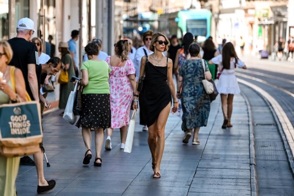 Dama na špici u Jacquemus haljini