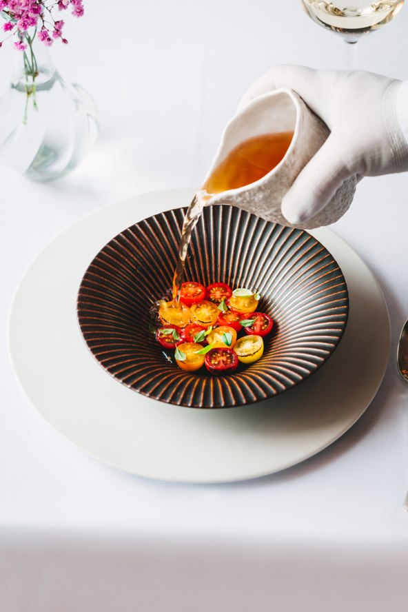 Consommé od rajčice, dimljene mini rajčice.jpg