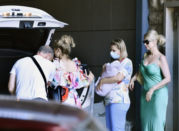 Hana Huljić i Alba Grašo izlaze iz rodilišta