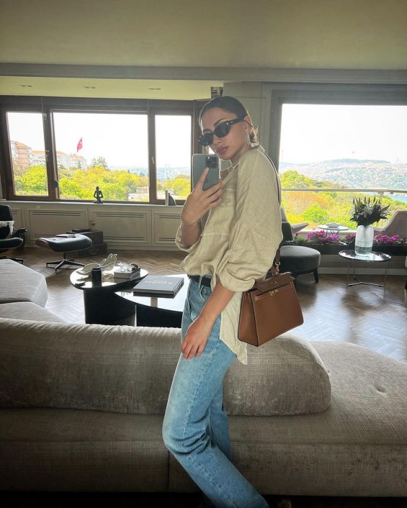 Emina Jahović srpska je pjevačica i vlasnica kozmetičkog brenda